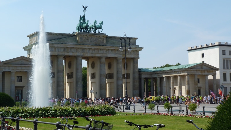 sculpture, history, travel, large group of people, brandenburg gate, real people, city, nature, sky, berlin, group of people, architectural column, statue