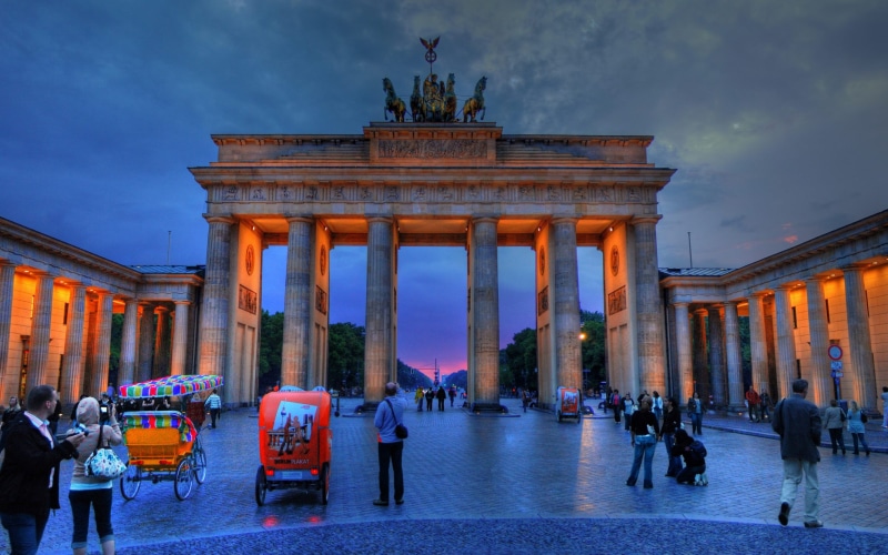 city, building exterior, built structure, large group of people, architecture, the past, tourism, berlin, sky, brandenburg, outdoors, travel, lifestyles