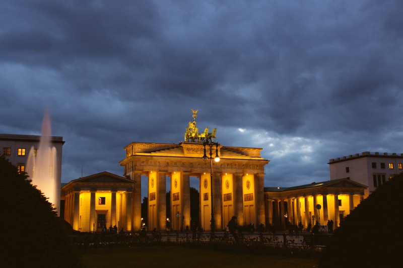 colonnade, no people, gate, dark, architectural column, the past, historic, low angle view, urban, dusk, travel, brandenburger gate, brandenburger tor