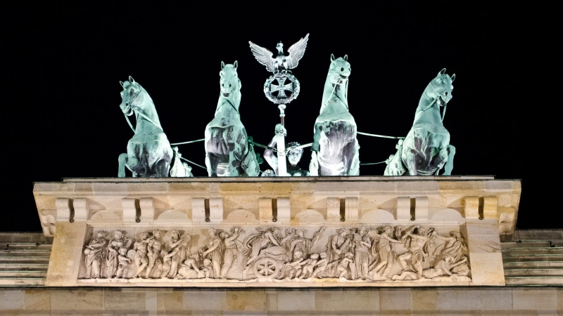 clear, animal wildlife, at night, sculpture, quadriga, close-up, architecture, statue, wood - material, craft, studio shot, Germany, Brandenburg Gate, 4K