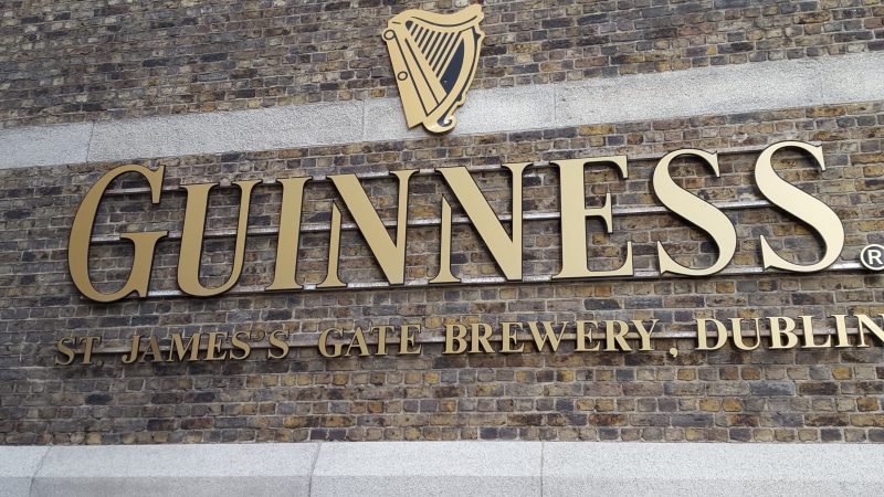information sign, 2K, metal, western script, script, brick, brick wall, non-western script, ireland, wall - building feature, outdoors, day, architecture