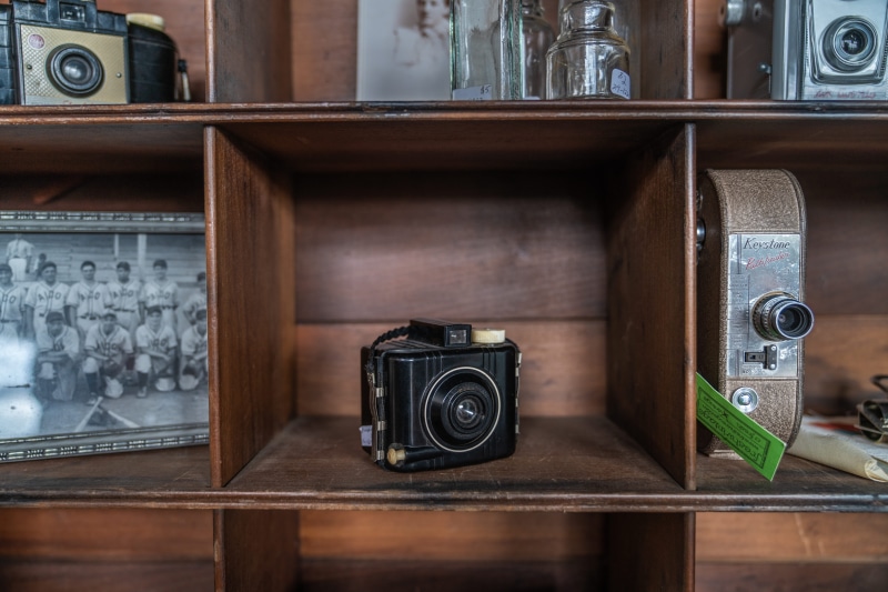 vinatge camera, still life, camera, antique, selling, the past, technology, exploring, history, wood - material, indoors, cubical, vinatge shop, shelf
