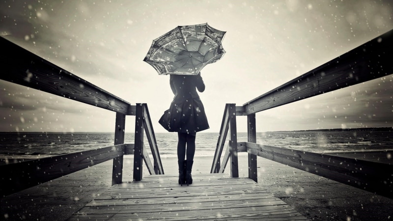 horizon, wind, coast, rain, one person, monochrome photography, leisure activity, shore, monochrome, real people, horizon over water, black and white, beach