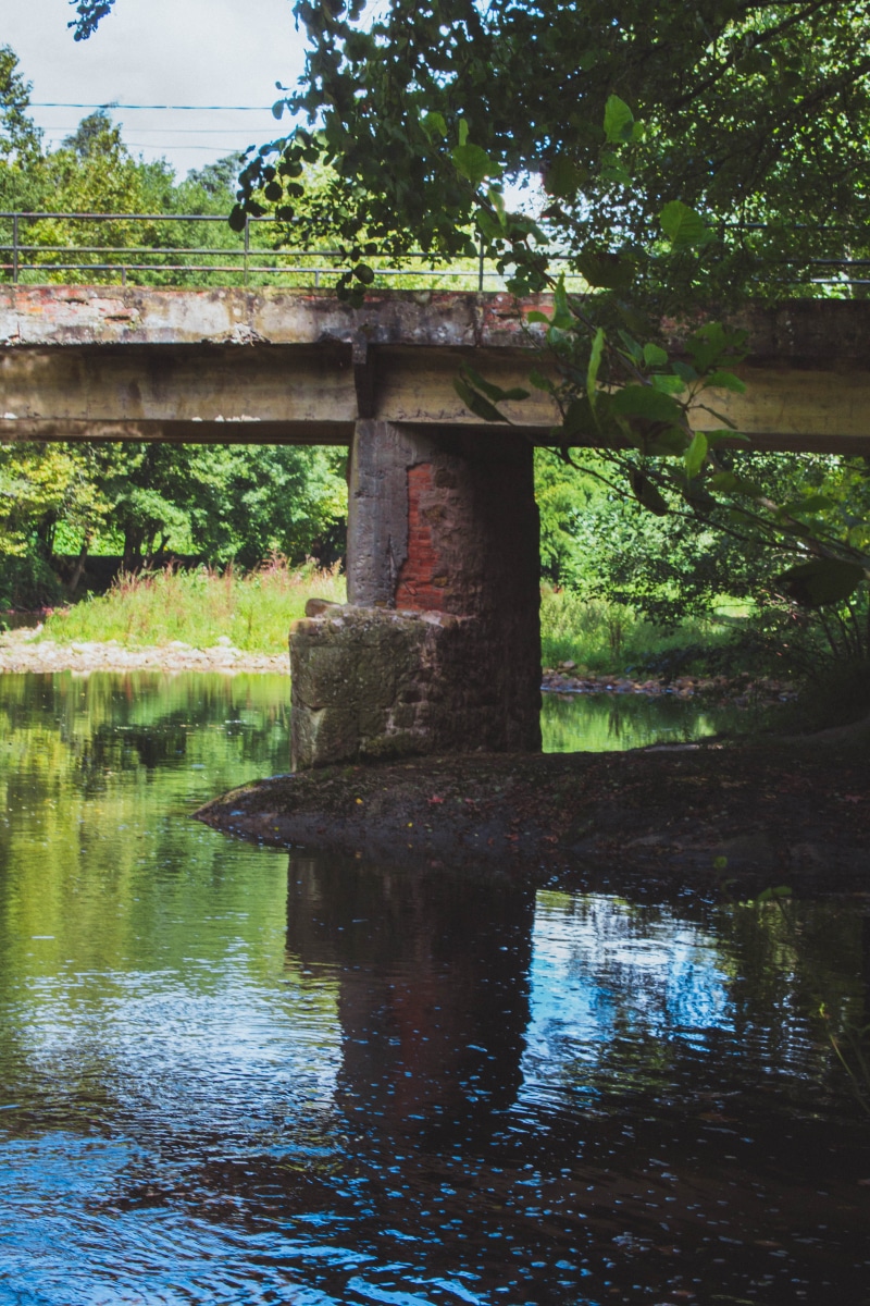 outdoors, pillar, rio, shore, tree, ladrillo, brick, verde, river, connection, 5K, green, orilla, reflejo, tranquility, no people, reflection, guriezo