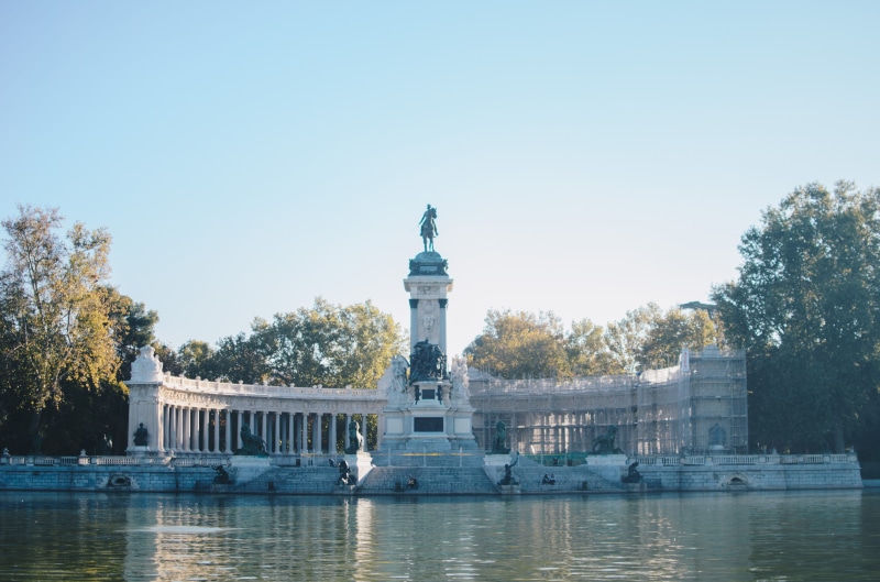 built structure, españa, travel destinations, outdoors, day, otoño, autumn, tree, plant, human representation, monumentum, 2K, waterfront, representation