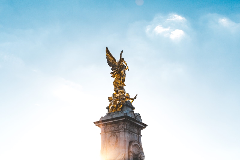 united kingdom, palace, sun glare, gold, royality, architectural, monument, sunflare, cloud - sky, architecture, gold colored, sky, representation, female likeness