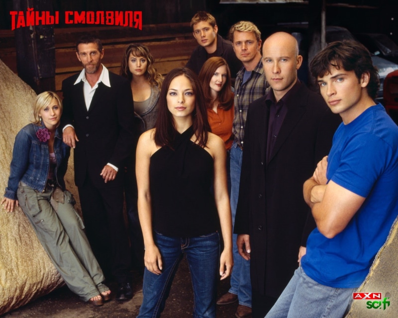 looking at camera, standing, men, Lex Luthor, women, Tom Welling, Clark Kent, people, Michael Rosenbaum, nightlife, group of people, young women, young men