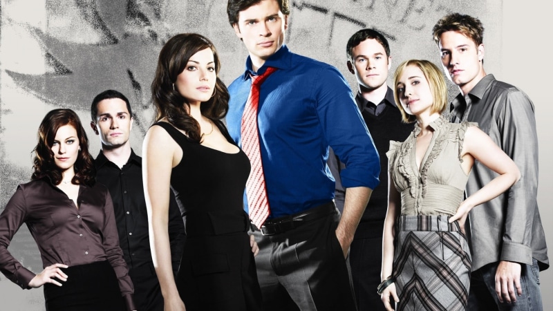 real people, friendship, nightlife, standing, medium group of people, Green Arrow, crowd, young adult, Chloe Sullivan, group, group of people, young men