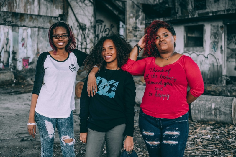 young, friendship, young women, friends, together, architecture, women, adolescence, wear, portrait, lifestyles, daylight, togetherness, smiling, 5K, leisure activity