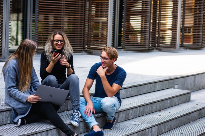 communication, friendship, businesswomen, cellphone, three, young adult, 5K, technology, urban, sitting, persons, architecture, street, real people, people