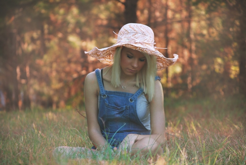 hairstyle, outside, woman, lifestyles, lifestyle, blond hair, 1080P, long hair, outdoors, beach, grass, looking down, relax, hair, hat, green, beautiful