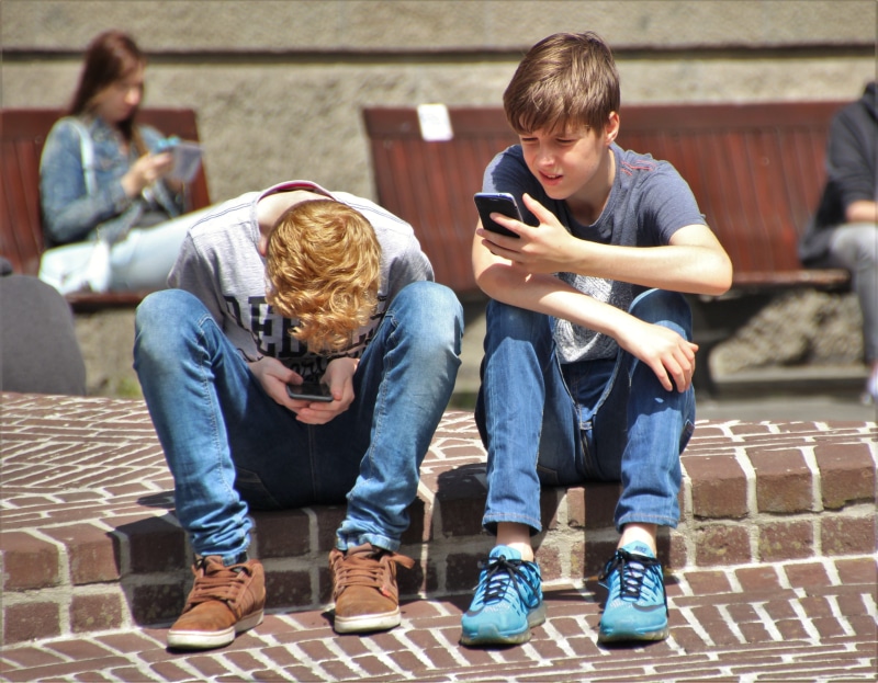 casual, connection, communication, cellular, playing, jeans, using phone, hand, daytime, gaming, fun, looking, group of people, adolescence, student, casual clothing