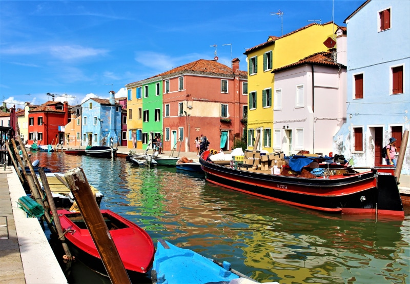 beautifully, attraction, boat, old house, picturesquely, window, world, architecture, crowded, building exterior, burano, water, canal, view, buildings