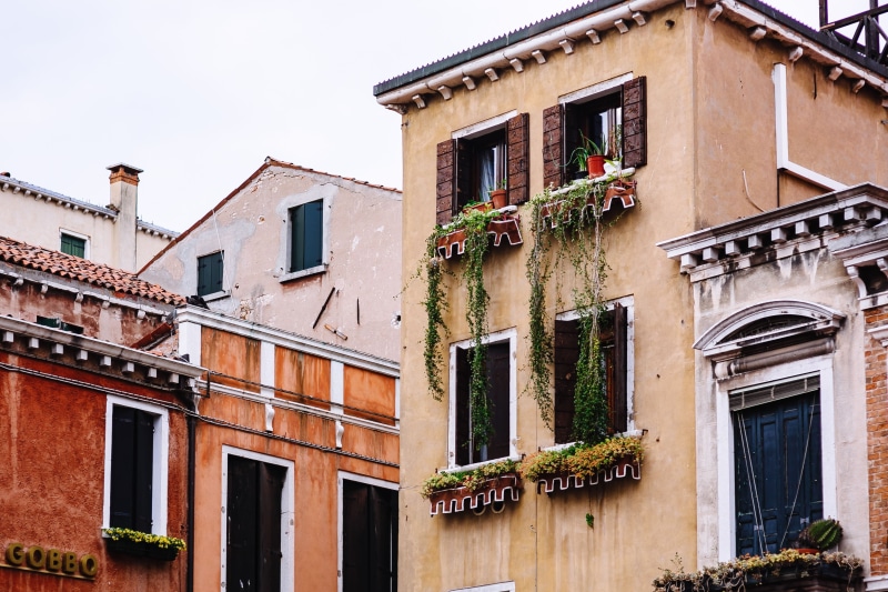 built Structure, old houses, window box, architecture, urban Scene, old town, window, 4K, cultures, wall, trip, house, Italy, venive, Venice, city, low angle view