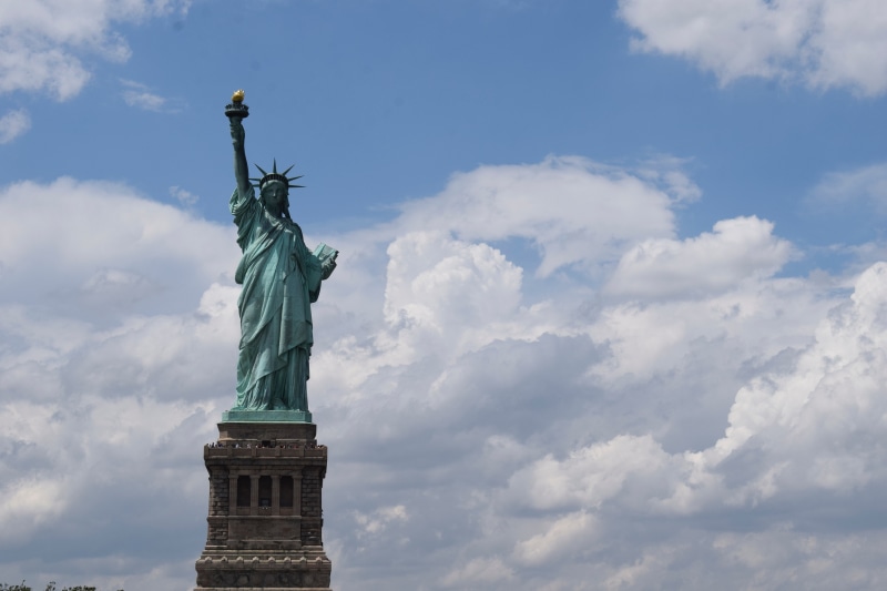 travel, cloud - sky, freedom, history, monument, flame, the past, tourism, Statue of Liberty, sculpture, female likeness, statue, 5K, New York City, clouds