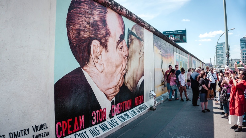 architecture, people, kiss, east side gallery, spectator, berlin, women, wall, crowd, lifestyles, germany, adult, large group of people, leisure activity