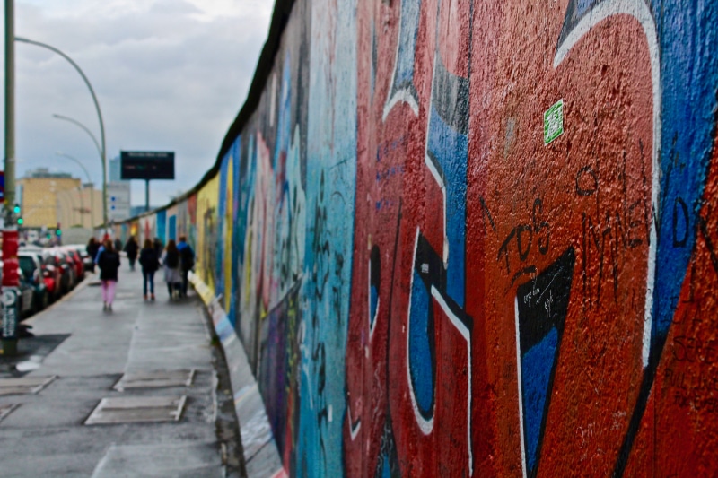 east side gallery (berlin), outdoors, city, germany, real people, street art, 5K, berlin wall, lifestyles, berlin, city life, war, creativity, day, mural