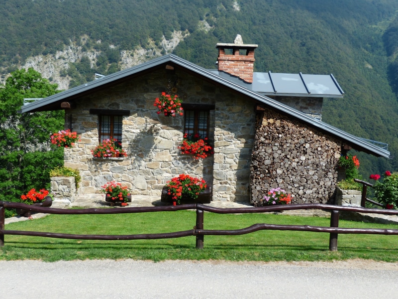 frontal, building exterior, green color, range, no people, view, cottage, piedmont, stone, freshness, holiday house, mountain, beauty in nature, palanfre