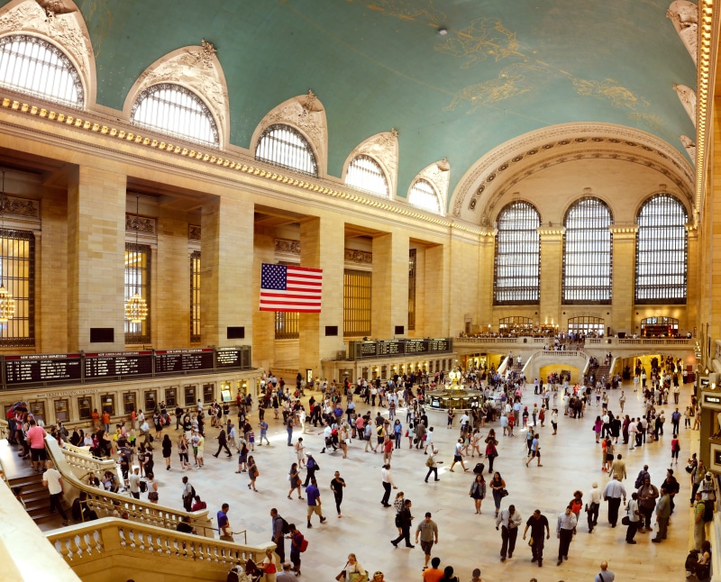 arch, flag, building exterior, travel destinations, city, transit, crowd, united states, group of people, tourism, architectural column, large group of people
