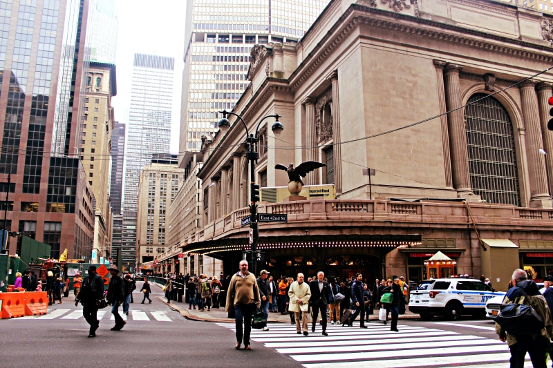 grand central station, group of people, street, crowd, office building exterior, women, lifestyles, city, thousandwords, building, skyscraper, trains, eagle