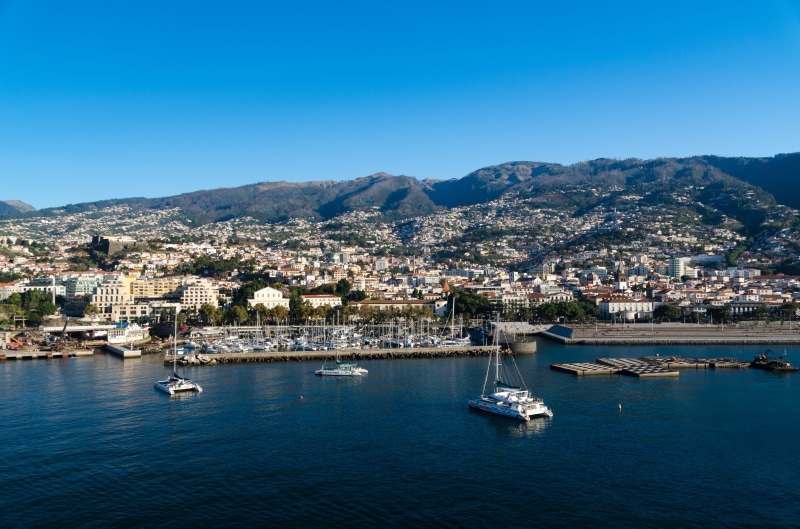 built structure, City, sky, white, outdoors, Port, mode of transportation, transportation, mountain, yacht, harbor, sea, passenger craft, ship, boot, travel destinations