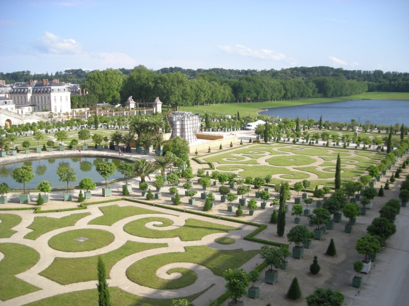 exterior, tourism, built structure, versailles, palace, garden, building exterior, cloud - sky, green color, formal garden, touristic, no people, tree