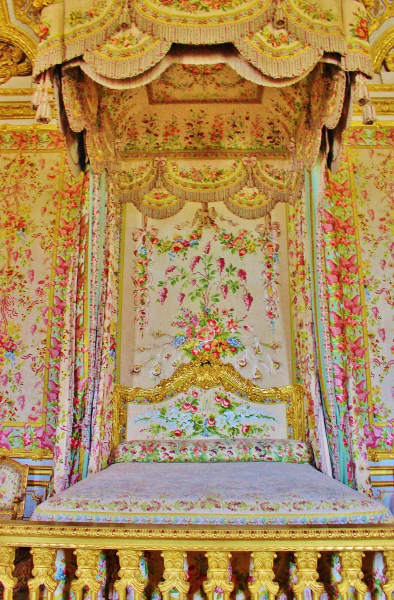 furniture, landmark, famous, historic, built structure, ornate, chandelier, paris, craft, ceiling, old, no people, indoors, pattern, architecture, inside