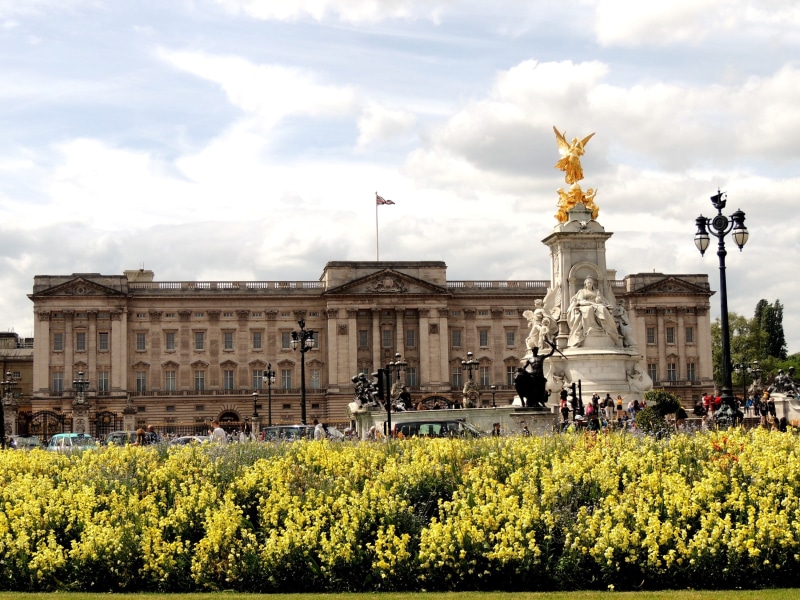 flower, 2K, famous, london, representation, cloud - sky, sculpture, tourism, yellow, built structure, sky, incidental people, victoria memorial, architecture