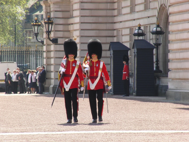 buckingham palace, architecture, rifles, outdoors, people, building, clothing, lifestyles, changing of the guard, real people, historical, kingdom, street