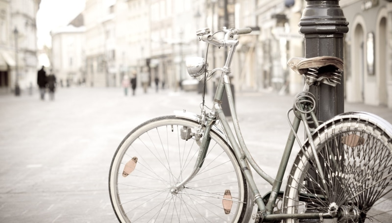 incidental people, fullscreen, tire, built structure, HD, bike, city life, widescreen, 1080P, different, background, city street, cruiser