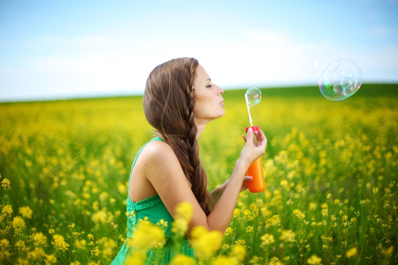 plain, joy, background, widescreen, environment, dress, girls, adult, yellow, beauty, happiness, girl, summer, leaves, hands, mood, bubbles, fragility