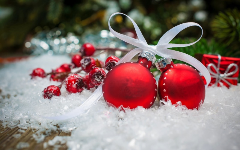 elegantly, red, beautiful, winter, ball, Christmas, Holiday, baubles, lovely, beauty, balls, 2K, Christmas balls, Happy New Year, snow, decoration, Merry Christmas