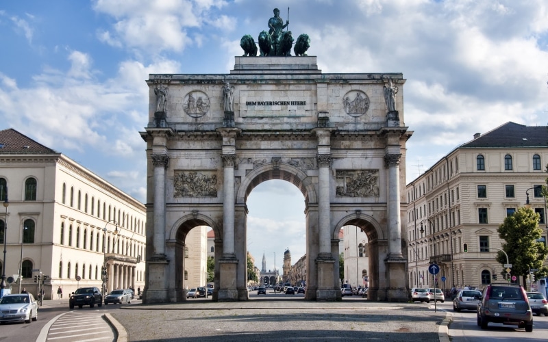mode of transportation, motor vehicle, cloud - sky, monument, car, Munich, Triumphal Arch, city street, outdoors, history, building exterior, the past