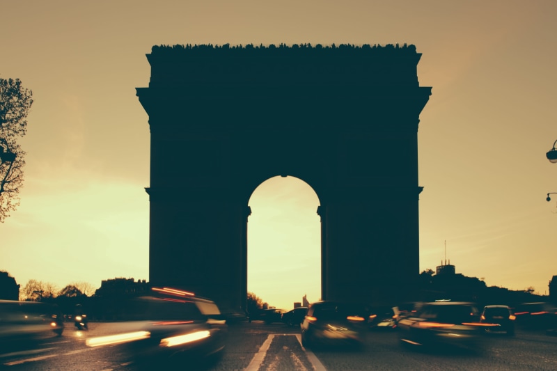 travel, larc de triomphe de letoile, triumphal arch, sky, transportation, built structure, city, 5K, people, monument, car, motion, gate, motor vehicle