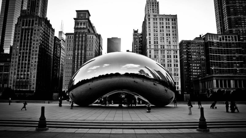 2560x1440, world, photo, city, 2K, cloud, illinois, grayscale, chicago, cloud gate, gate