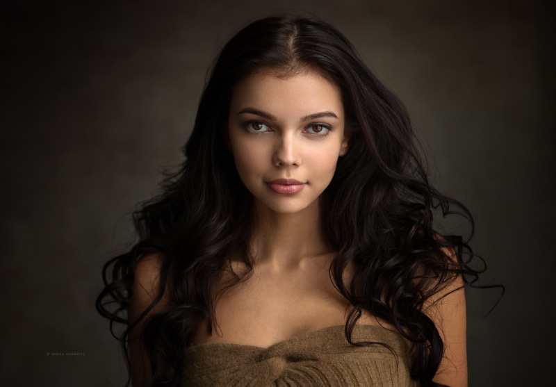 wavy hair, brown hair, portrait, adult, top, simple background, beautiful woman, 1080P, looking at camera, hairstyle, young adult, long hair, woman, human face