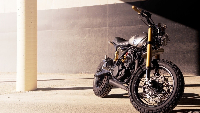 tire, Cafe Racer, sunlight, stationary, no people, concrete, street, motorcycle, city, 1080P, day, architecture, land vehicle, wall - building feature