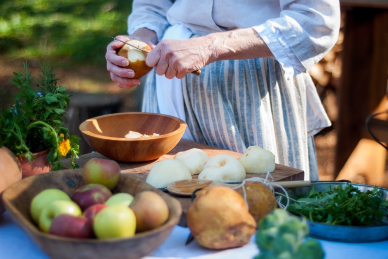 pottery, burger, fruit, real people, plant, produce, table, lifestyles, human hand, bun, vegetable, food, pears, meal, finger, day, bread, bowl, preparation