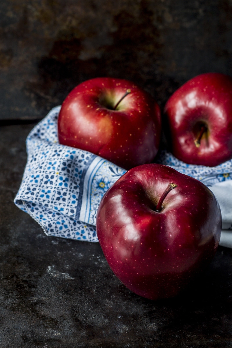 table, food, food and drink, linen, apple - fruit, fruit, indoors, red, apples, 4K, still life, small group of objects, still-life, group of objects, apple