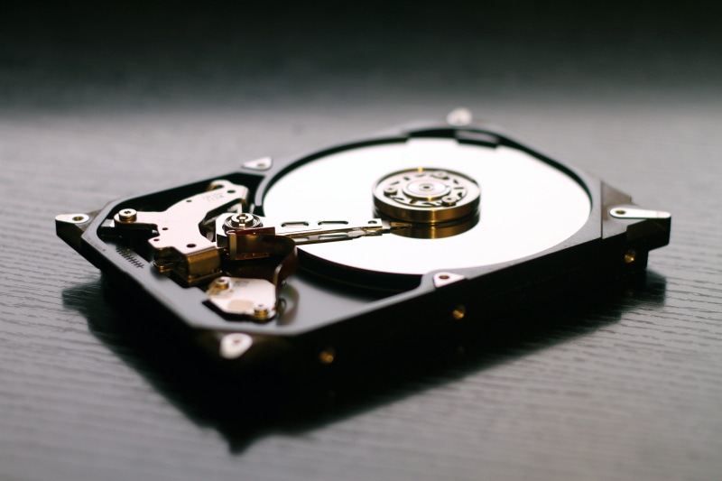 5K, technology, gray, black background, hard drive, laptop, indoors, studio shot, storage, selective focus, string instrument, disk, data, pc, information