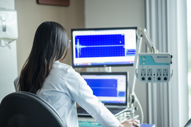 hairstyle, sitting, women, computer, occupation, diagnosis, one person, computer equipment, adult, rear view, technology, 5K, connection, treatment, clinic
