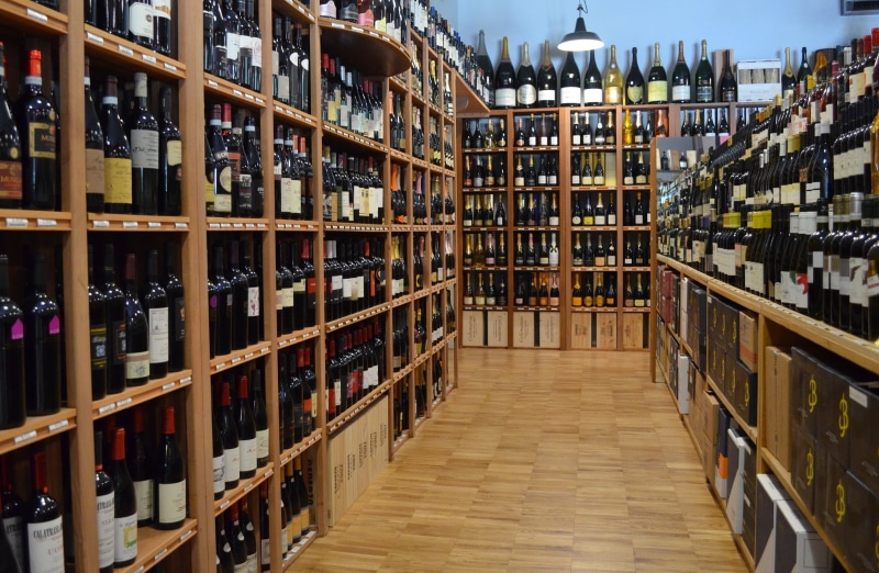 choice, wine Bottle, large group of objects, wall, bookshelf, refreshment, ground, blanket, variation, no people, wine Rack, 1080P, winery, drink, cellar