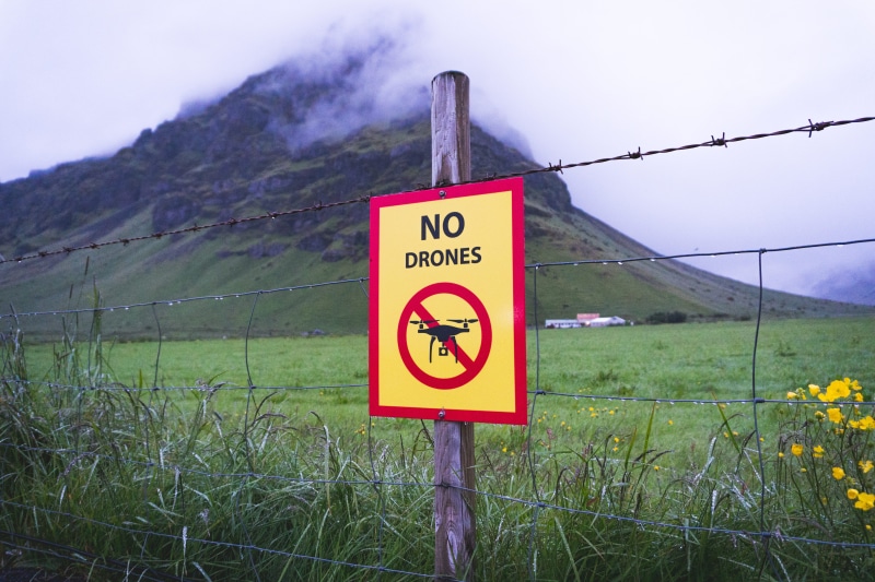 post, wooden, road sign, blade, text, illegal, commerical, guidance, road, communication, barrier, outdoors, fogs, 5K, sign, land, boundary, environment