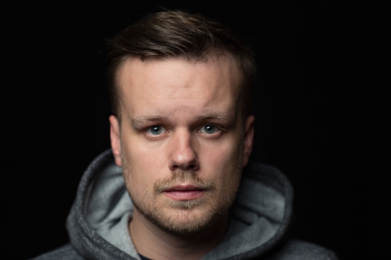portrait, adult, room, brown hair, black, studio Shot, one Person, wearing, man, front view, facial hair, pullover, body part, males, gray, indoors, people