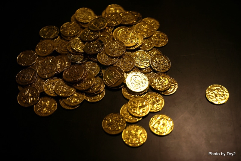 still life, pennies, deposit, round, earnings, rich, the past, metal, no people, finance, bitcoin, business, gold colored, money, antique, studio shot