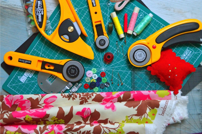 green, scissors, spindle, textile, art and craft, indoors, blades are engaged, thread, pin, needle, quilting, large group of objects, late, 5K, work tool