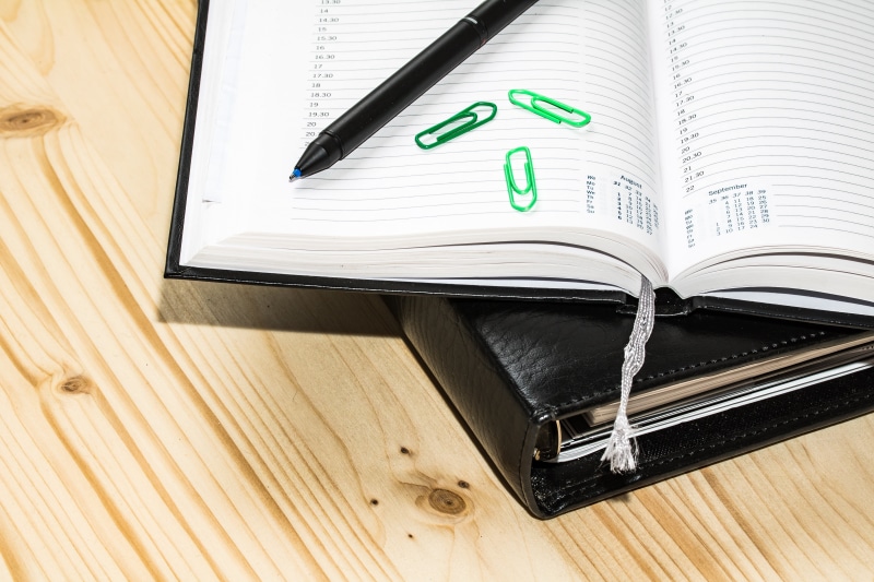marker pen, day, paperclip, time, no people, clips, beside, green, page, white color, white, close-up, 5K, forward, paper, three, pen, calendar, book