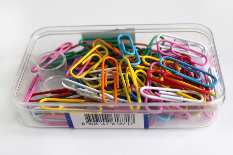 white background, studio shot, attachment, paperclip, note, container, large group of objects, variation, no people, Stationery, office supply, choice