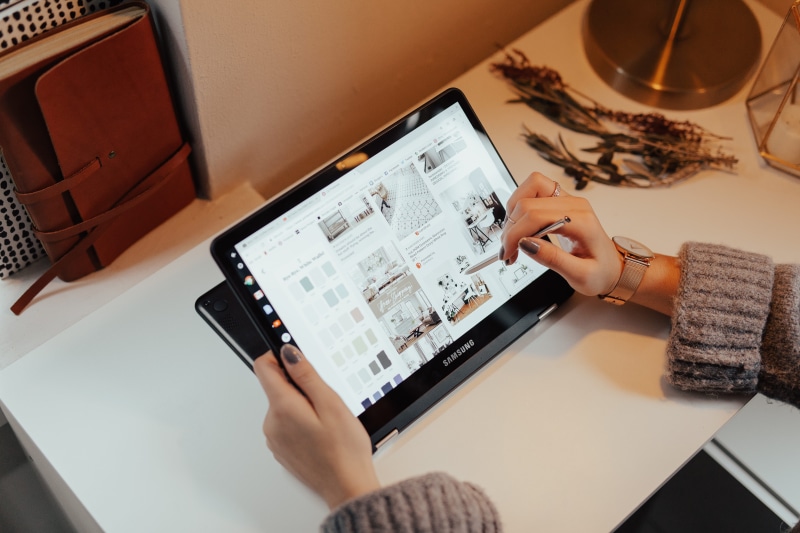 technology, holding, table, touch screen, stylus, smart phone, indoors, using computer, adult, human body part, black, high angle view, samsung, person