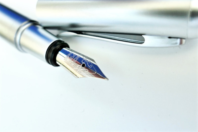 focus on foreground, lead, ink, filler, day, stylus, still life, indoors, writing instrument, nib, communication, no people, leave, writing utensil, fountain pen
